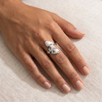 Anillo Corazón inflado plateado puesto