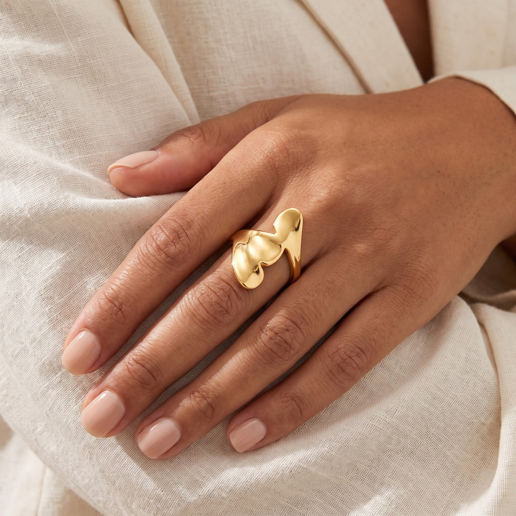 Anillo Corazón inflado dorado puesto