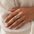Anillo Corazón martillado plateado puesto