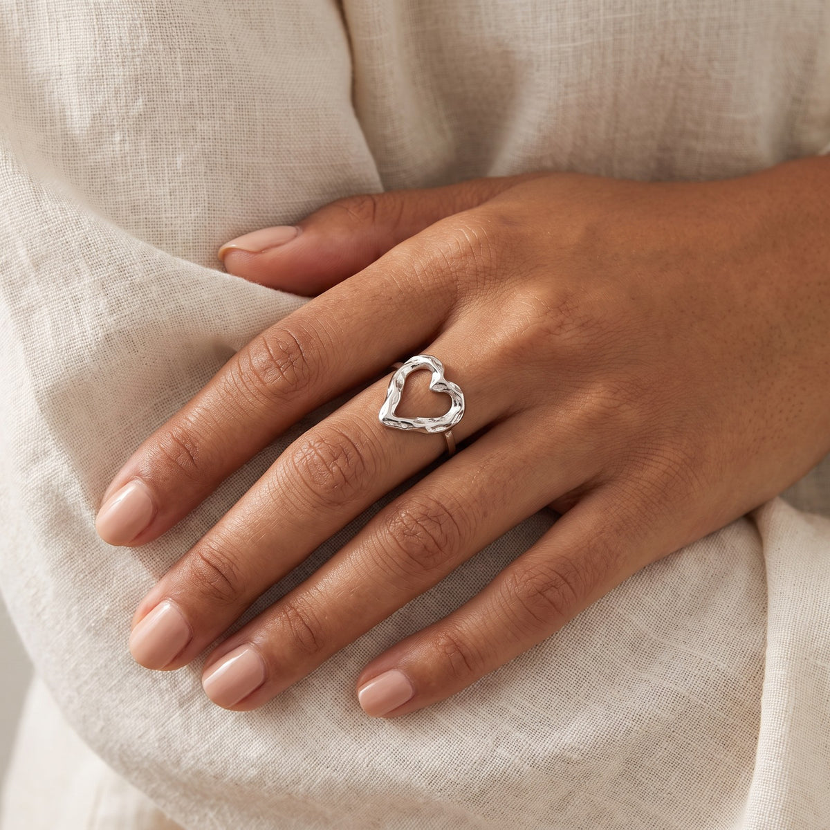 Anillo Corazón martillado plateado puesto