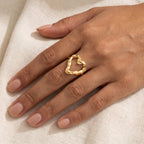 Anillo Corazón martillado dorado puesto