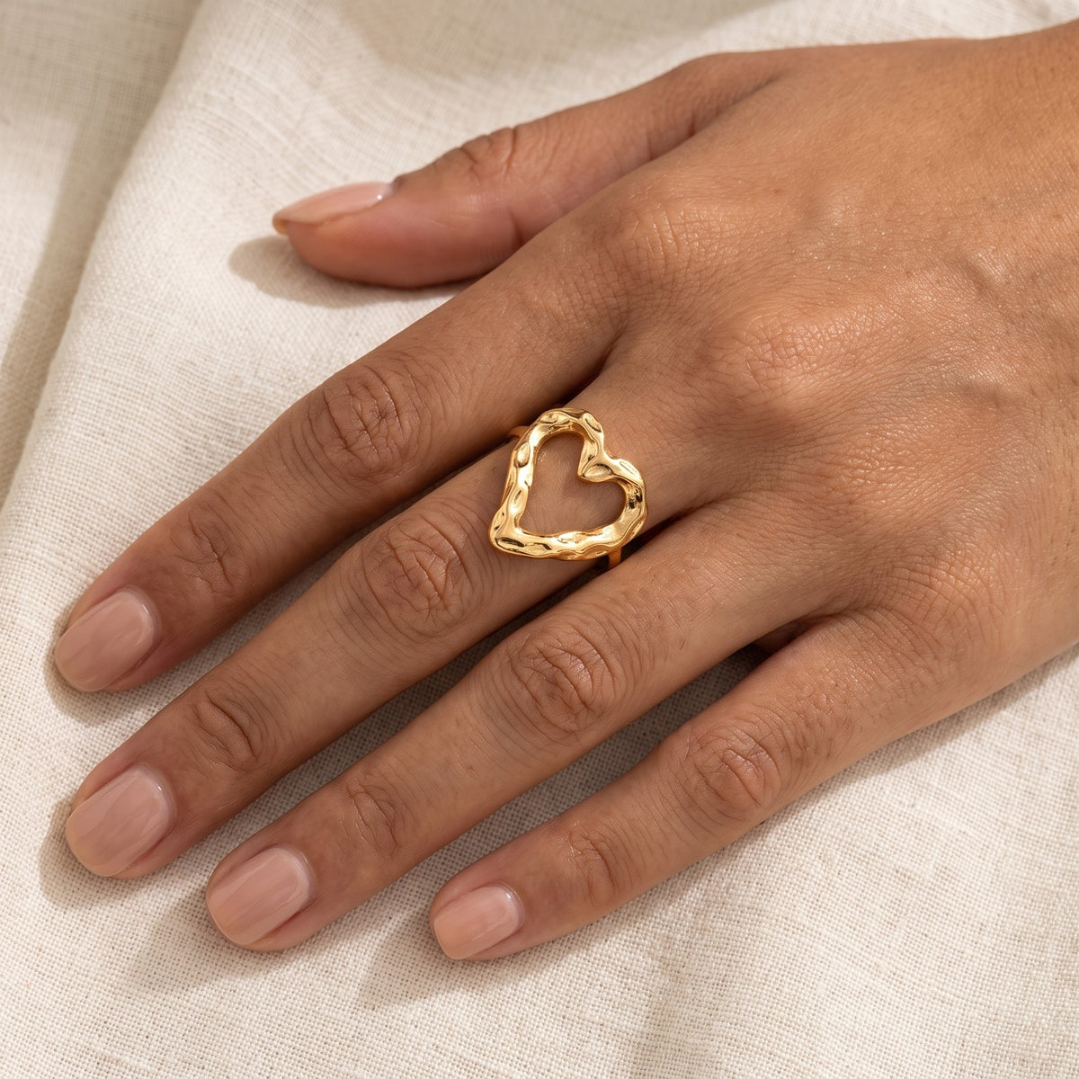 Anillo Corazón martillado dorado puesto