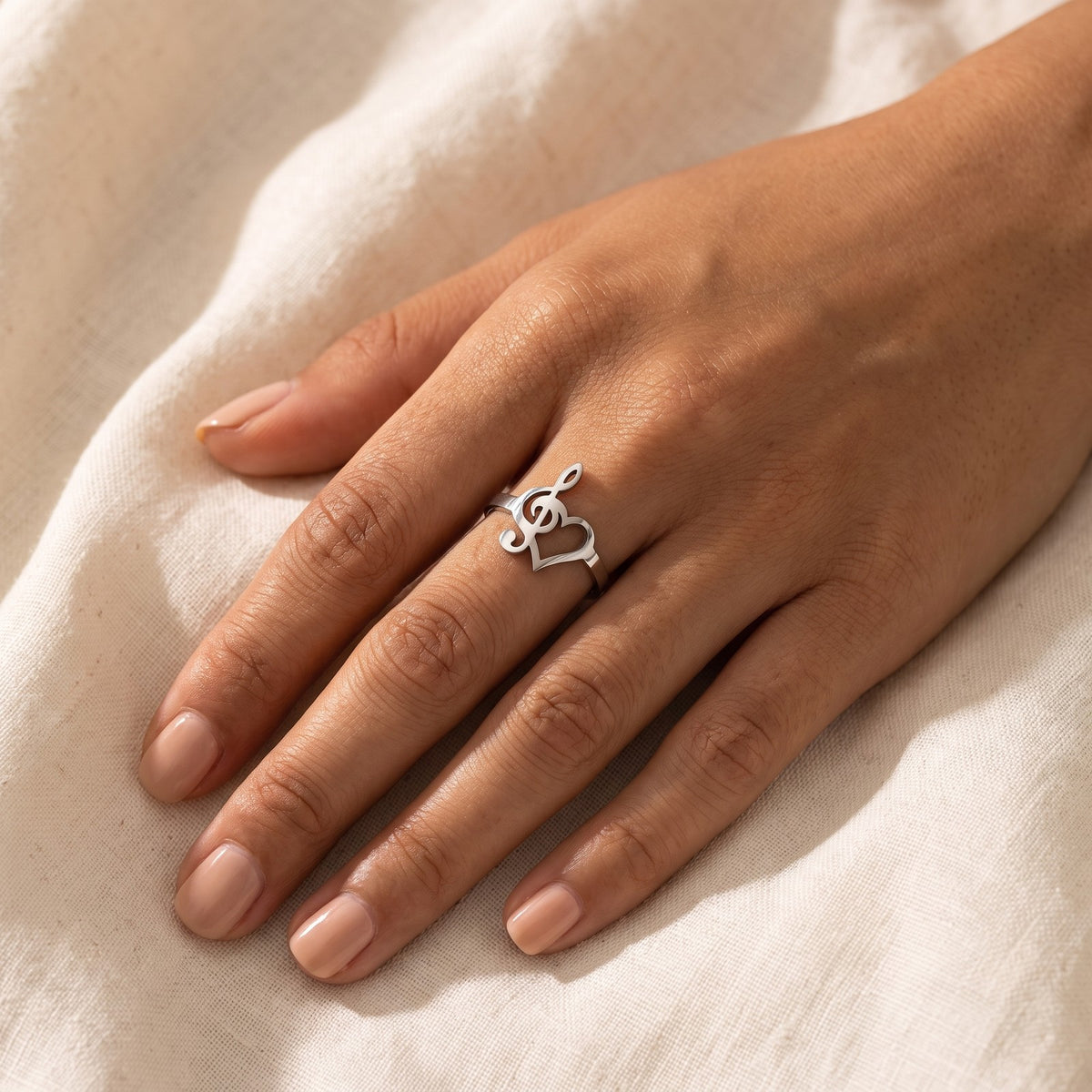 Anillo Corazón musical plateado puesto