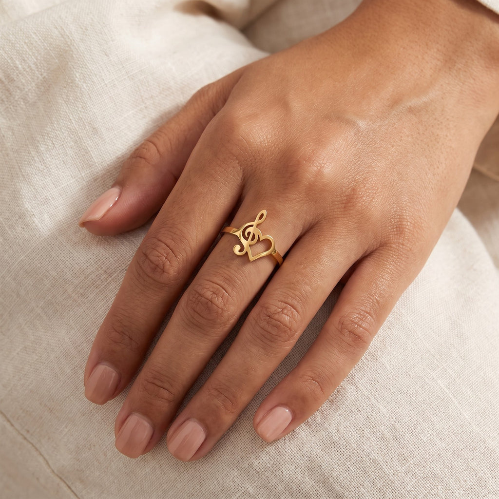 Anillo Corazón musical dorado puesto