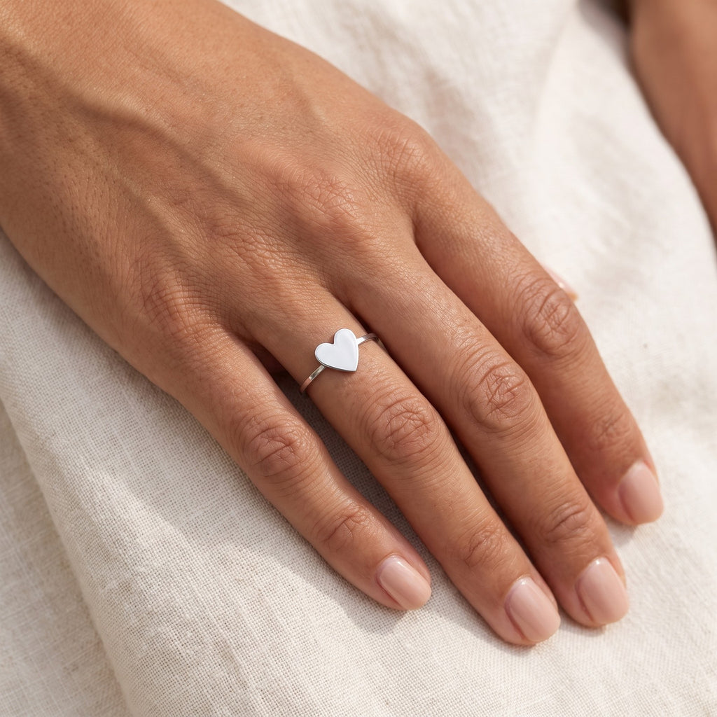 Anillo Corazón plateado puesto