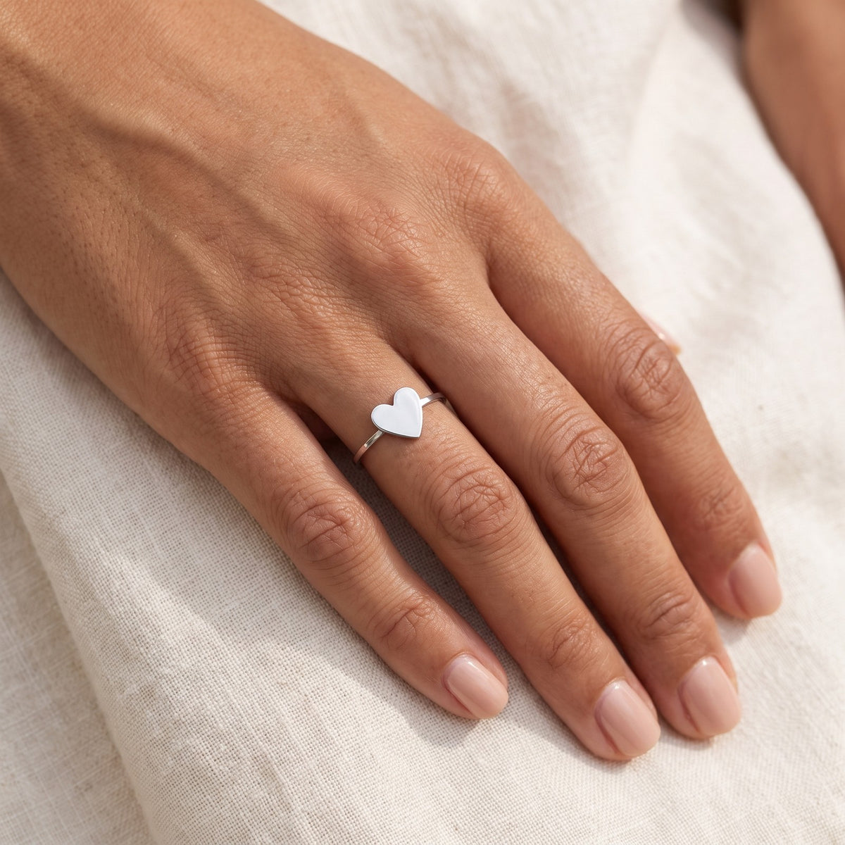 Anillo Corazón plateado puesto
