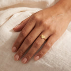 Anillo Corazón dorado puesto