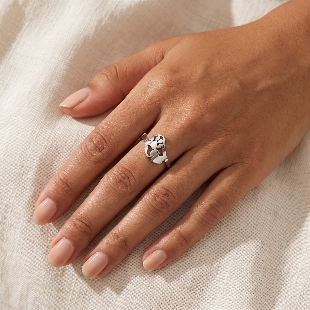 Anillo Corazón y huella plateado puesto