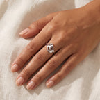 Anillo Corazón y huella plateado puesto