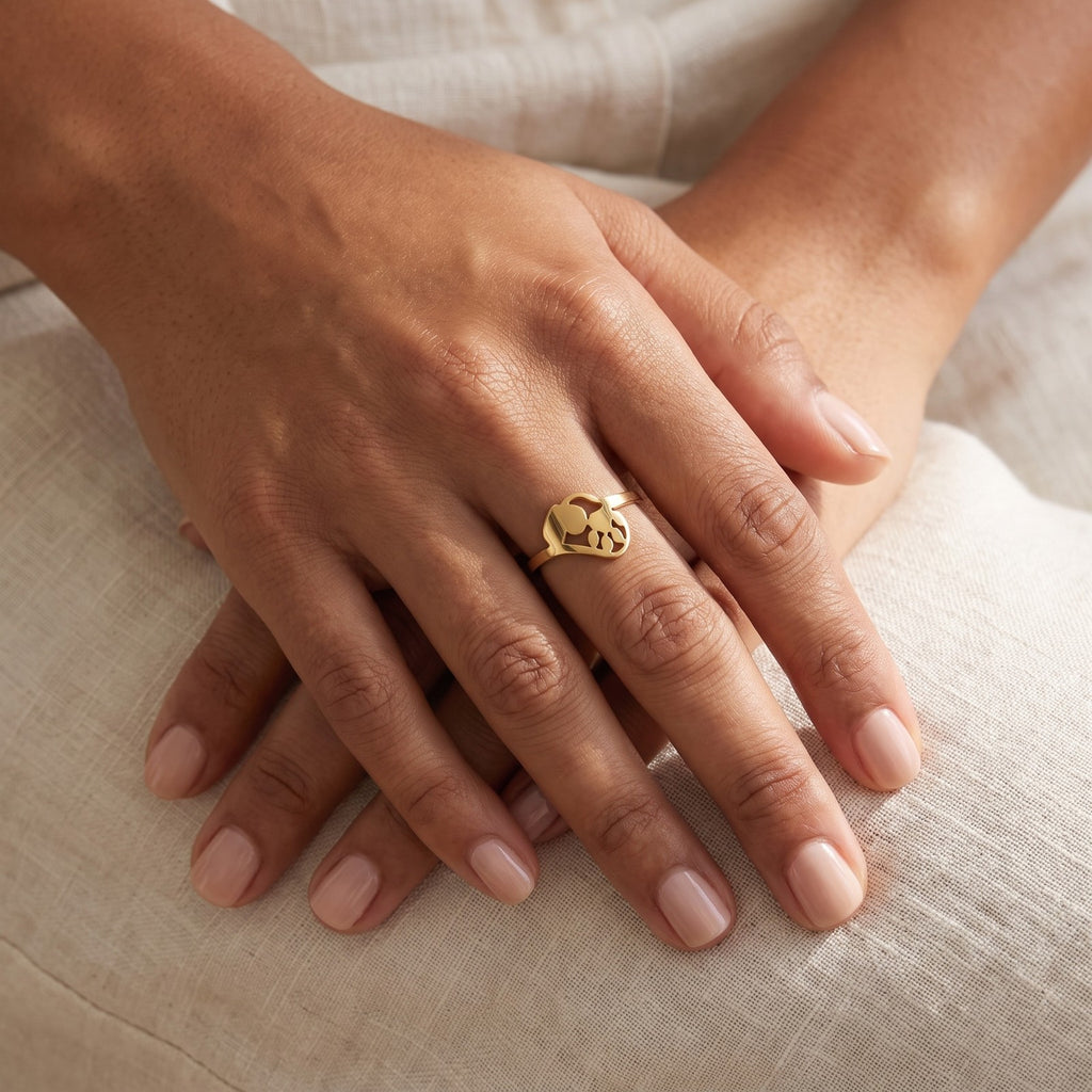 Anillo Corazón y huella dorado puesto