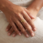 Anillo Corazón y huella dorado puesto