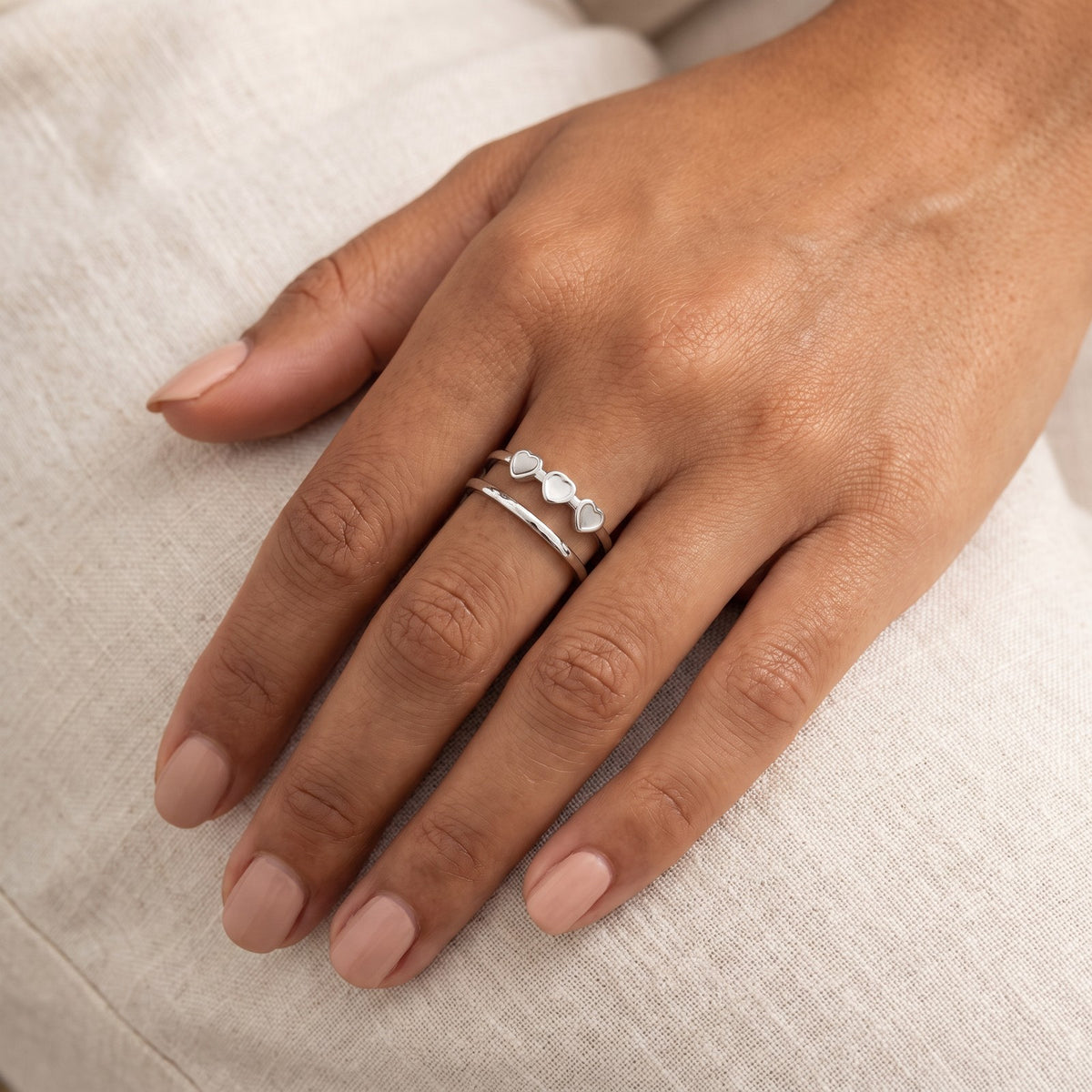 Anillo Corazoncitos en línea plateado puesto
