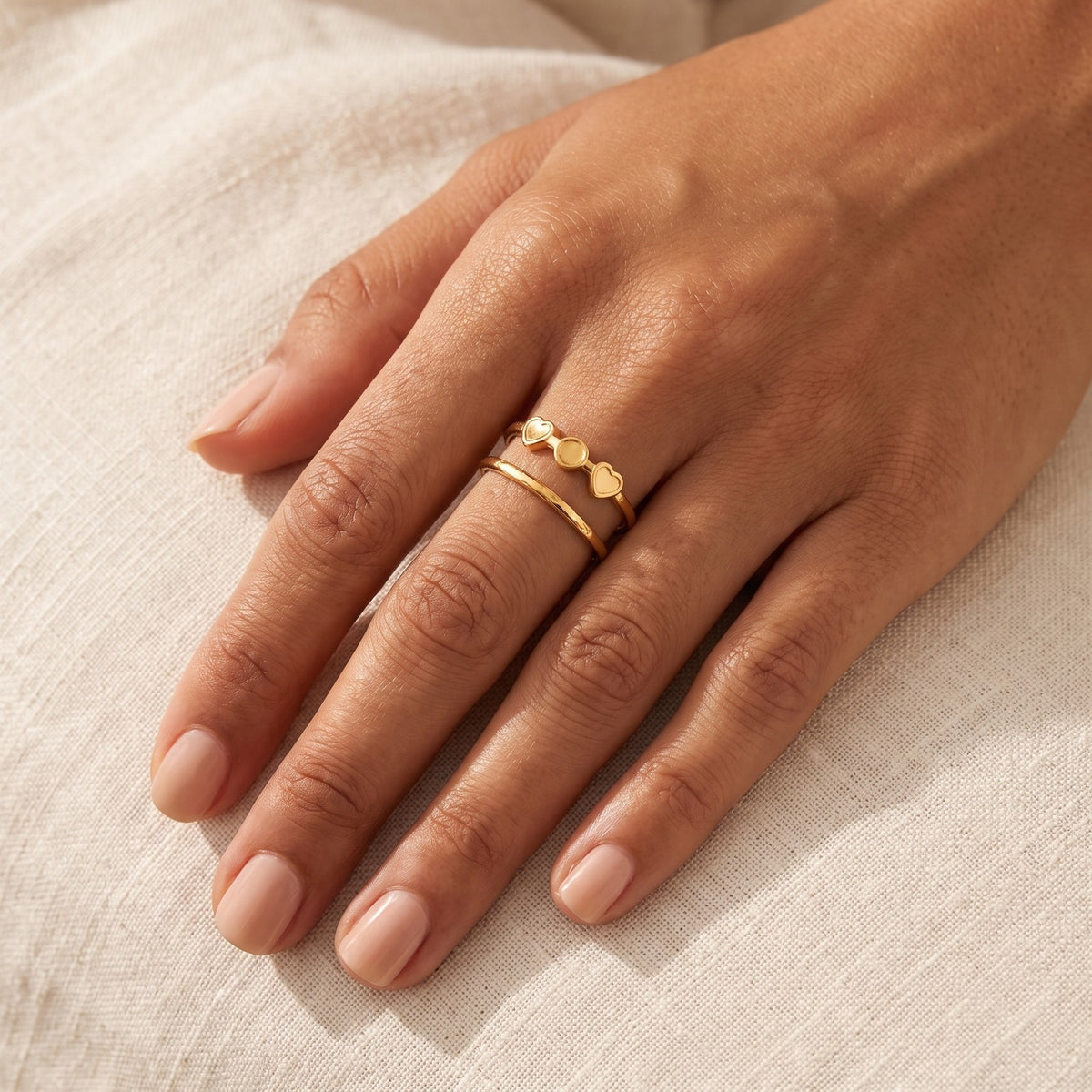 Anillo Corazoncitos en línea dorado puesto