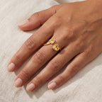 Anillo Corazones amarillos dorado puesto