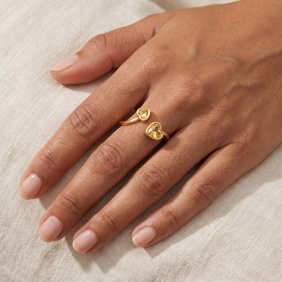 Anillo Corazones amarillos dorado puesto
