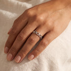 Anillo Corazones en cadena plateado puesto