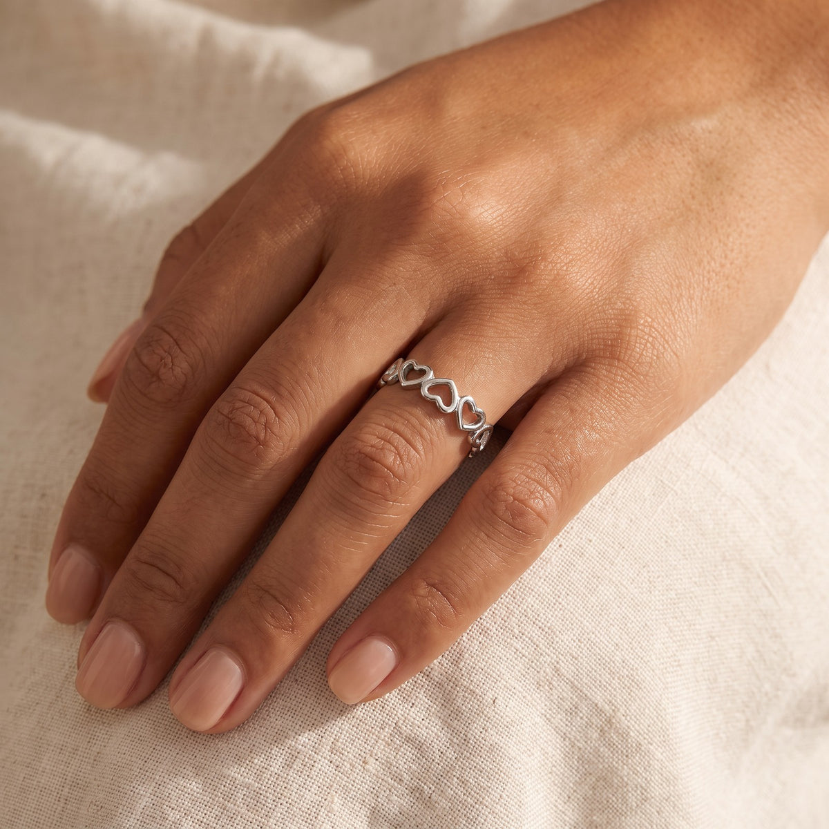 Anillo Corazones en cadena plateado puesto