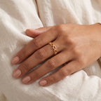 Anillo Corazones en cadena dorado puesto