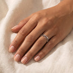 Anillo Corazones en zigzag plateado puesto