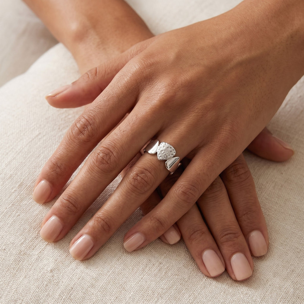 Anillo Corazones encontrados plateado puesto