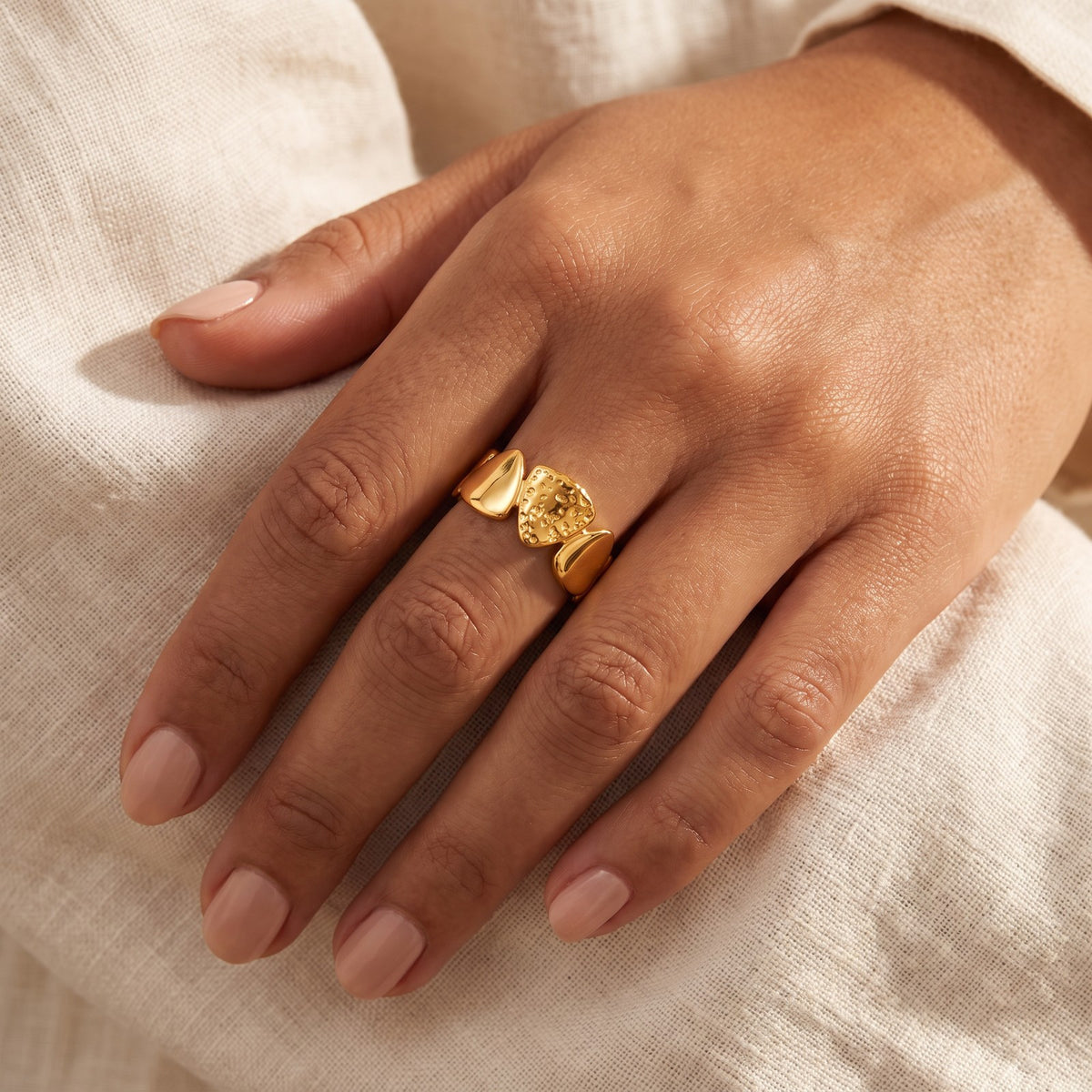 Anillo Corazones encontrados dorado puesto