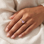 Anillo Corazones lila dorado puesto