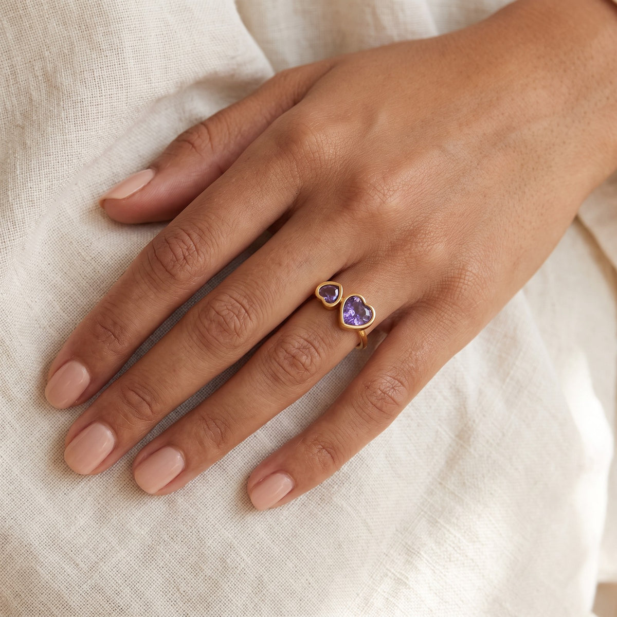 Anillo Corazones morados dorado puesto