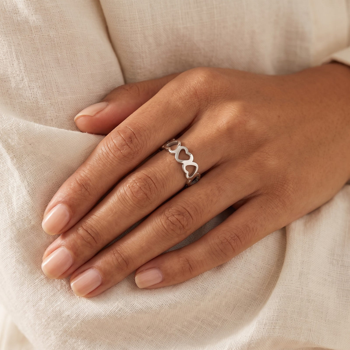 Anillo Corazones plateado puesto