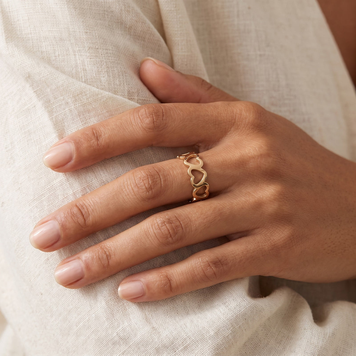 Anillo Corazones dorado puesto