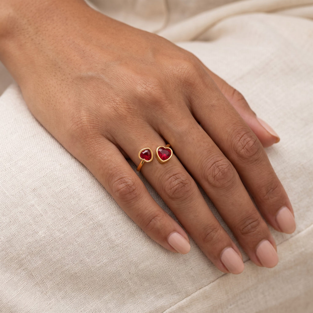 Anillo Corazones rojos dorado puesto