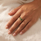 Anillo Corazones verdes dorado puesto