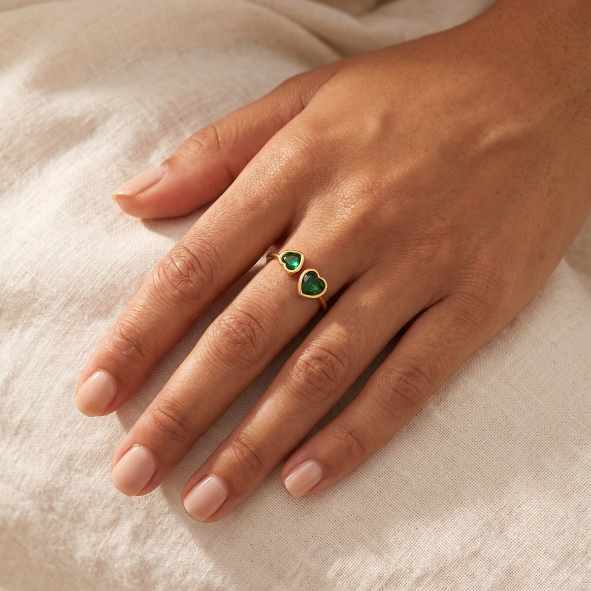 Anillo Corazones verdes dorado puesto