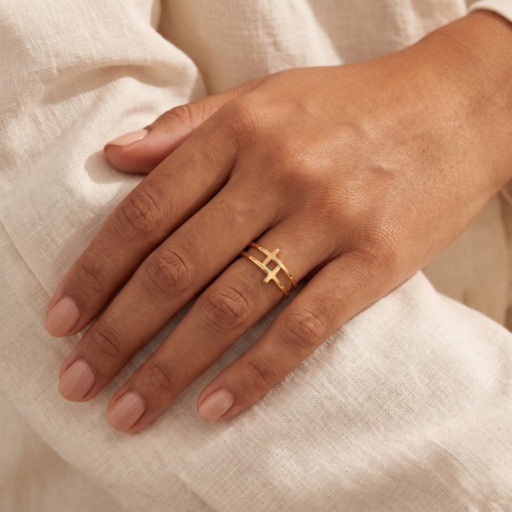 Anillo Cruz de lado dorado puesto