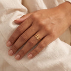 Anillo Cruz de lado dorado puesto