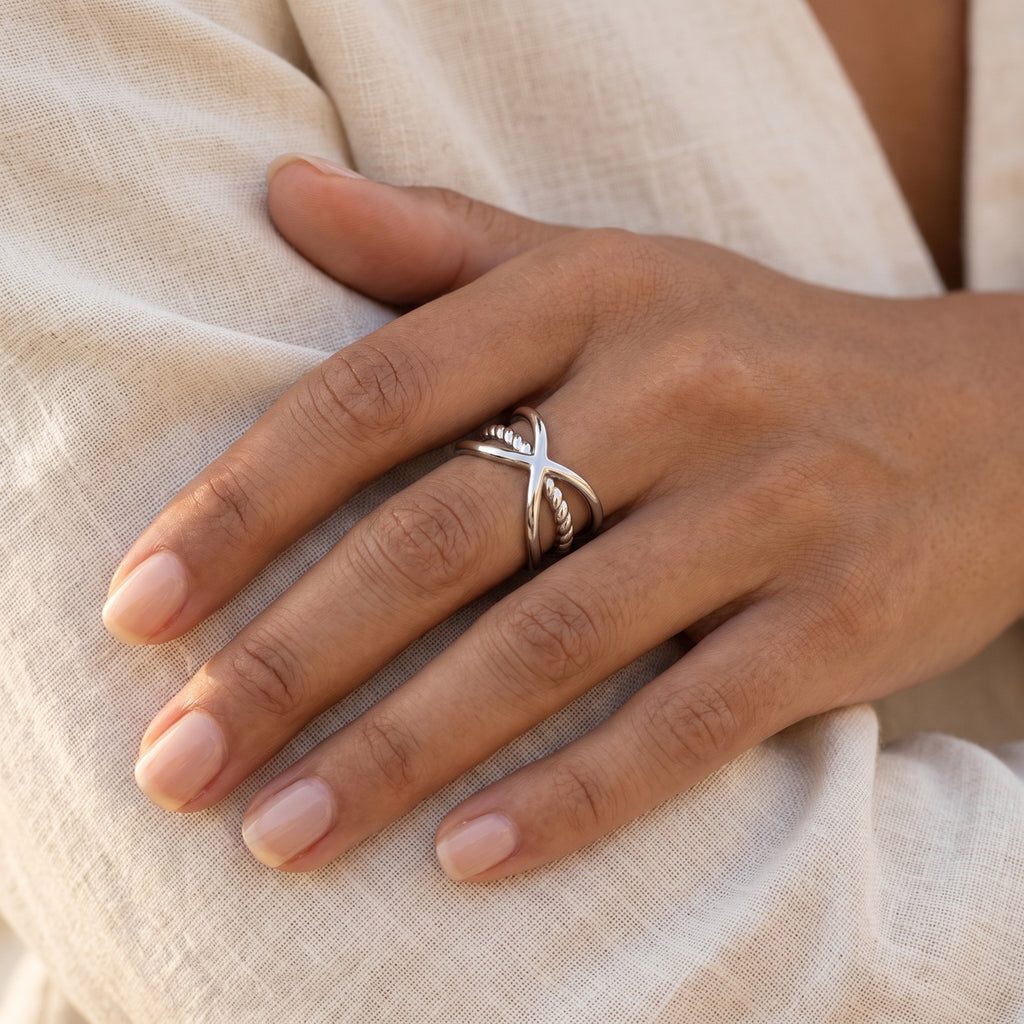 Anillo Cruzado con torzal plateado puesto