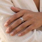 Anillo Cruzado con torzal plateado puesto
