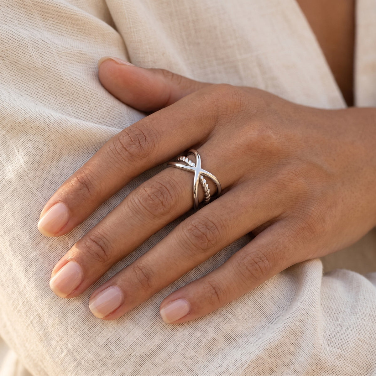 Anillo Cruzado con torzal plateado puesto