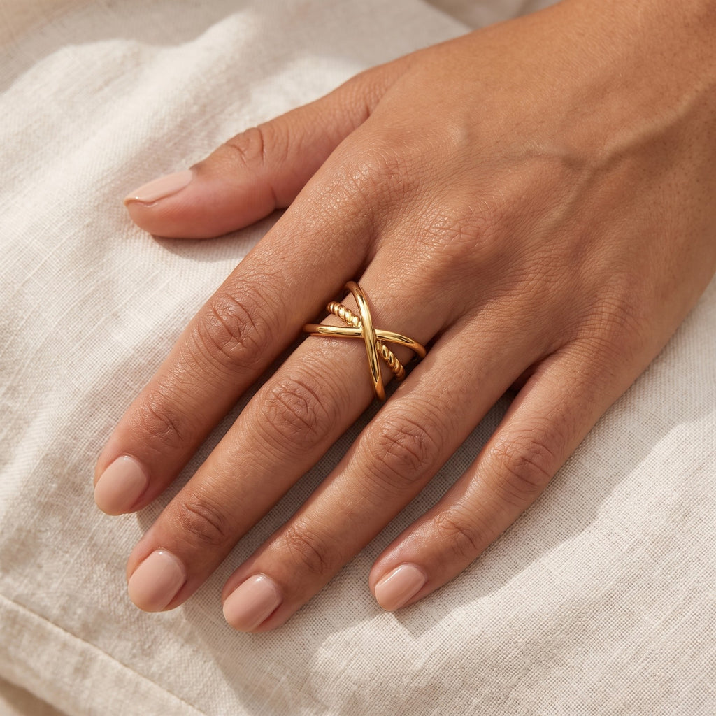 Anillo Cruzado con torzal dorado puesto