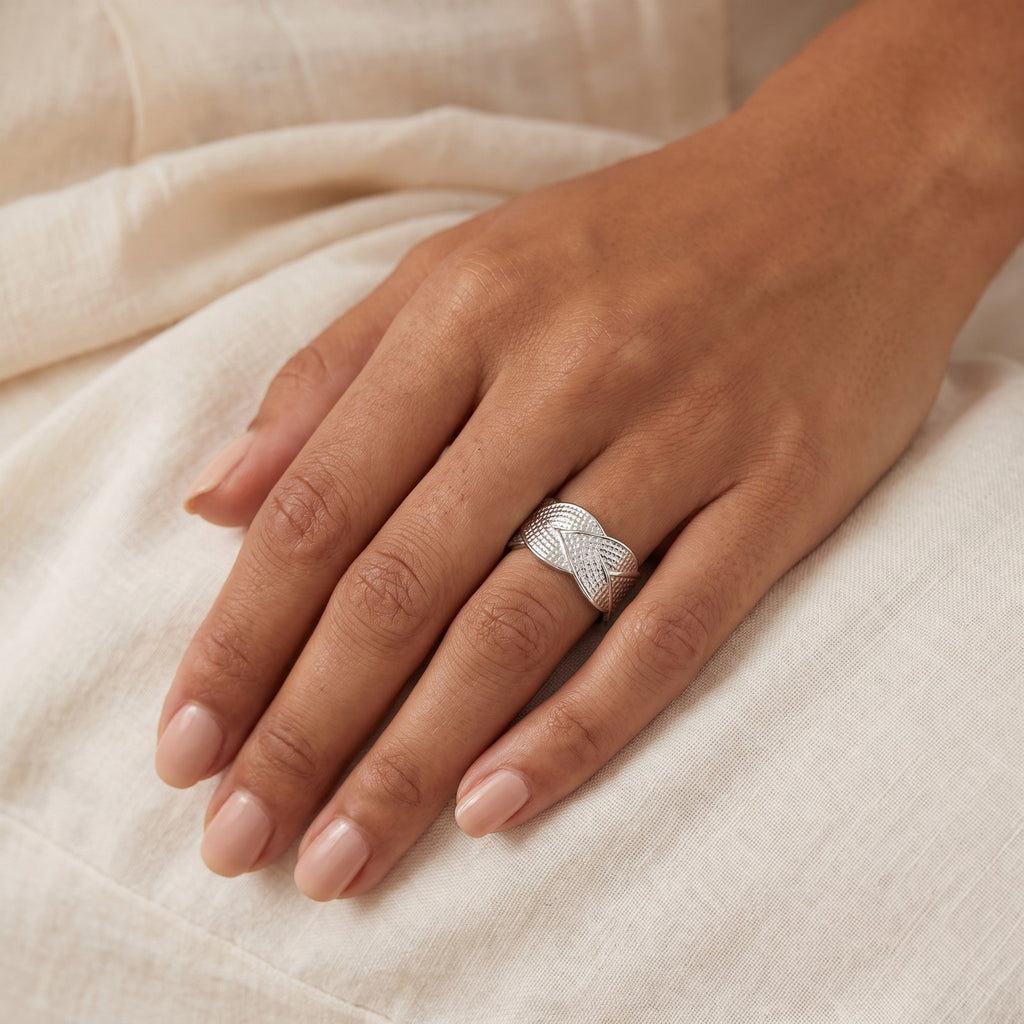 Anillo Cruzado texturizado plateado puesto