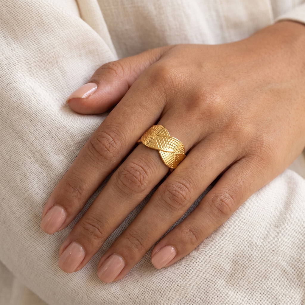 Anillo Cruzado texturizado dorado puesto