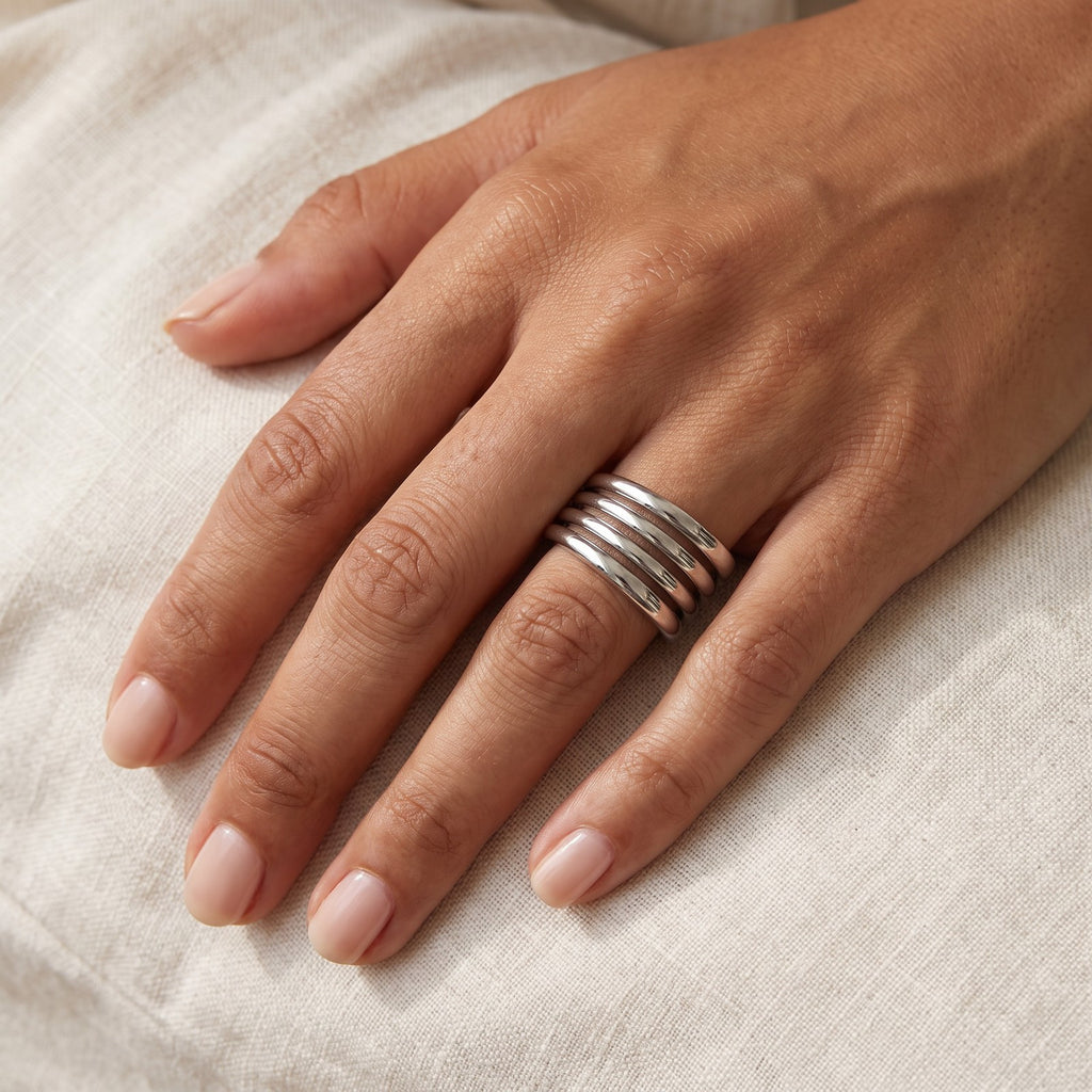 Anillo Cuatro líneas plateado puesto