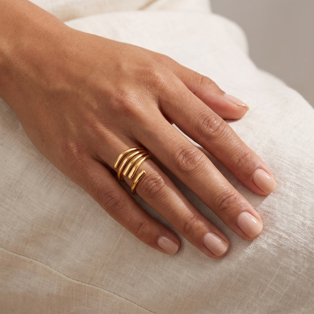 Anillo Cuatro líneas dorado puesto