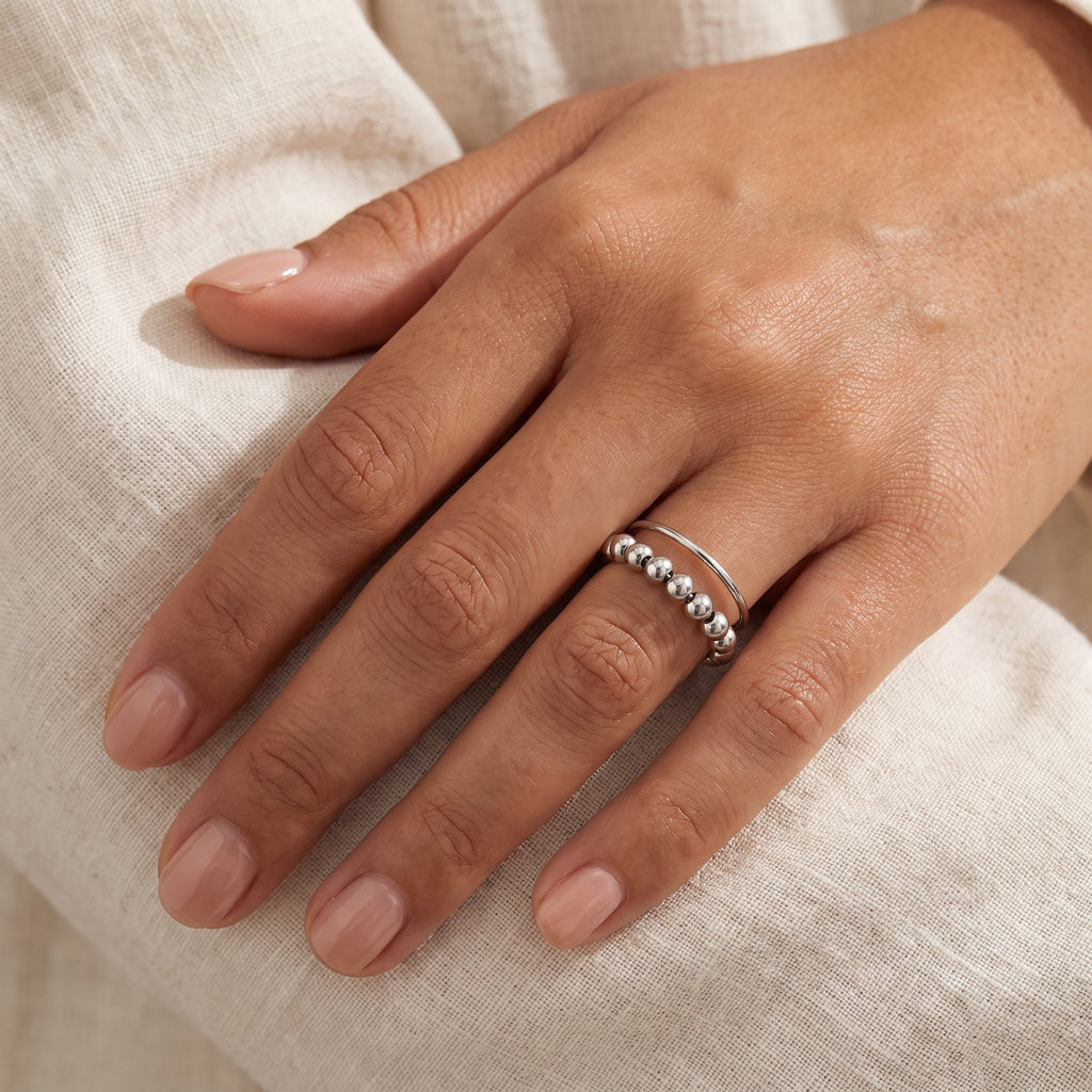 Anillo Cuentas giratorias plateado puesto