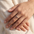 Anillo Cuentas mini plateado puesto