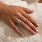 Anillo Curva escultural plateado puesto
