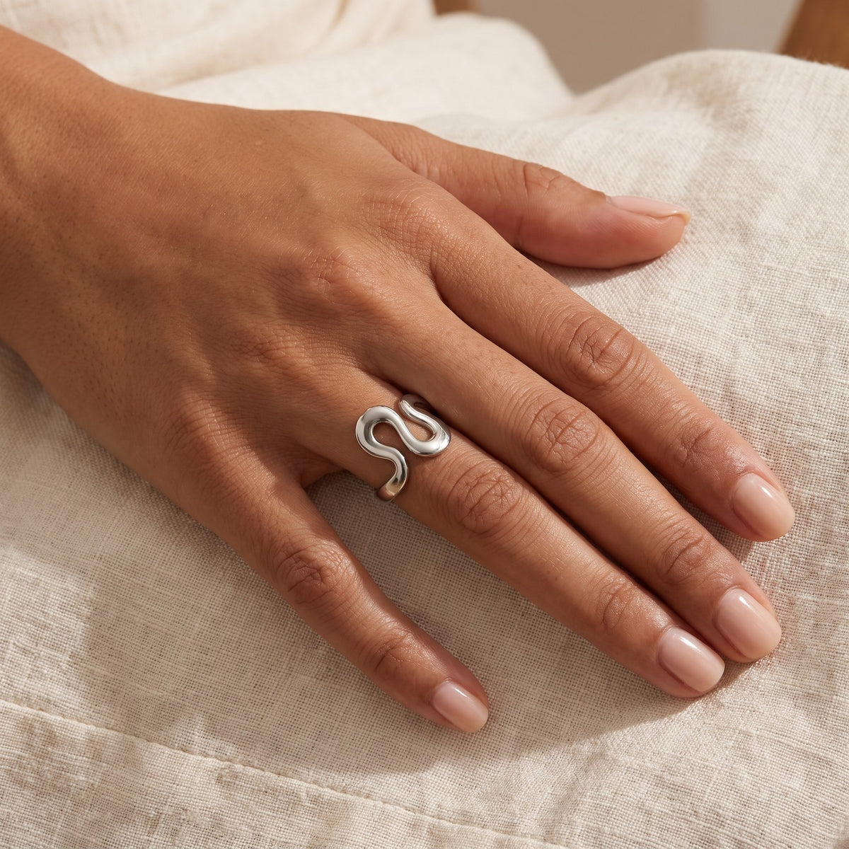 Anillo Curva escultural plateado puesto