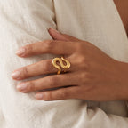 Anillo Curva escultural dorado puesto