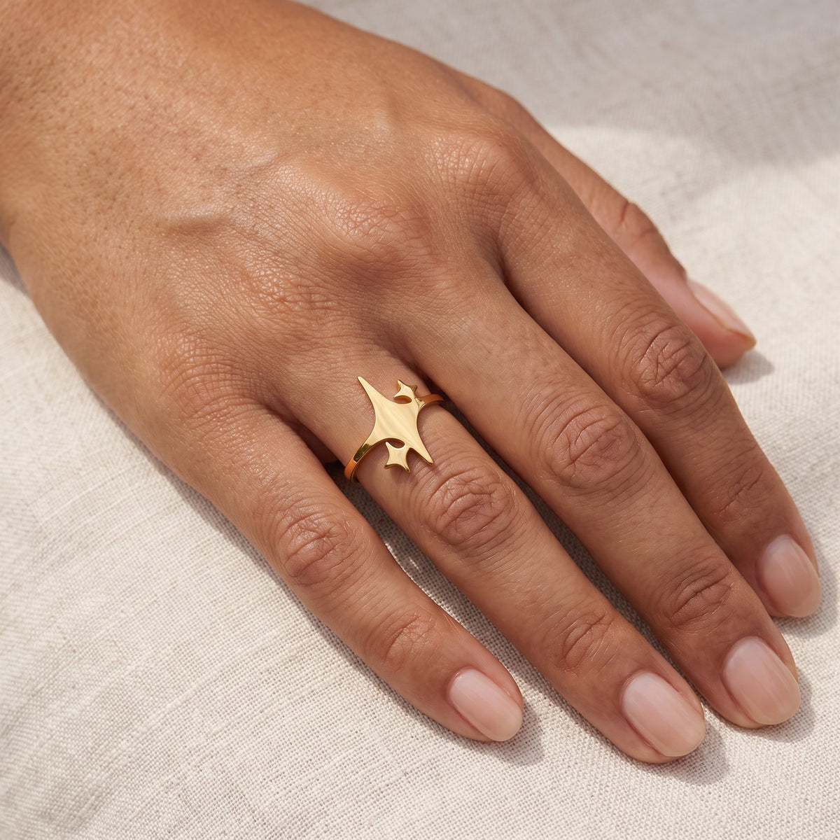 Anillo Destello dorado puesto
