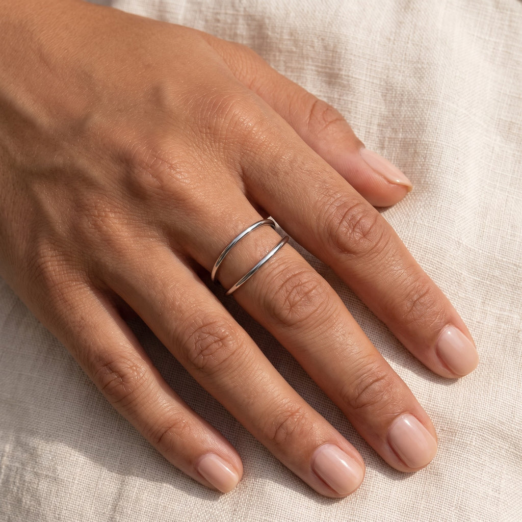 Anillo Doble aro abierto plateado puesto