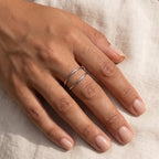 Anillo Doble aro abierto plateado puesto